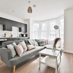  Apartment Stayright Spacious With Private Parking- 15-minute Stroll To Town Centre